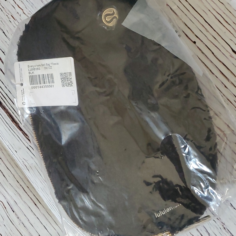 ๐ HOST PICK ๐ LULULEMON EVERYWHERE BELT BAG 1L BLACK AND GOLD FLEECE ๐ค๐ - Picture 9 of 9